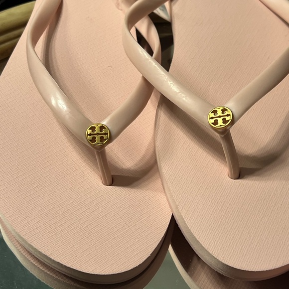 NWT Tory Burch pink flip flops with gold logos size 11 - Picture 5 of 7